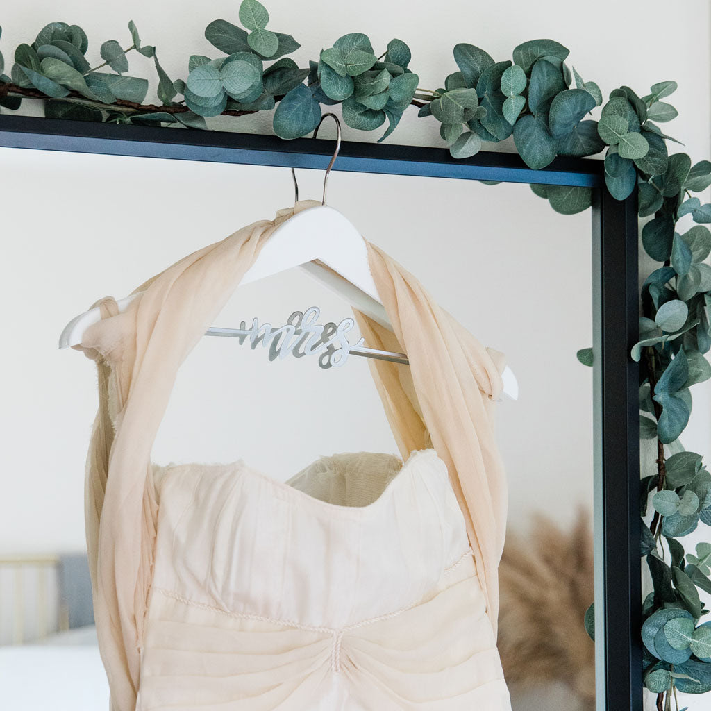 Pearhead's wedding dress hanger
